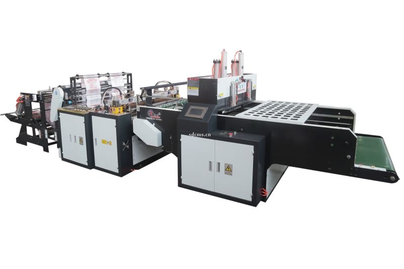 超高速制袋機 超市購物袋制袋機一、特點：本機以HDPE、LDPE筒膜為原料，是制作超市袋、背心袋、馬甲袋、市場袋的理想設備，本機具有節(jié)省人工、降低成本、一次成型、故障率低、產(chǎn)量高等特點，良好性能的色標跟蹤儀，使封切長度更準確，誤差更小。采用先進的電腦，長度調(diào)整方便，精確。